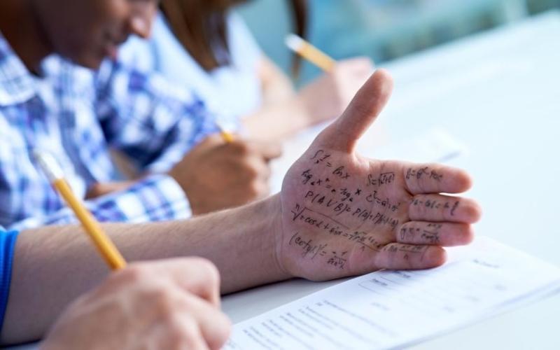 Ẩn phao vào tay áo, cổ tay, móng tay hoặc lòng bàn tay