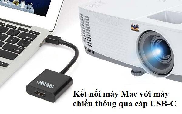 Sử dụng dây cáp USB-C cắm vào cổng kết nối trên MacBook