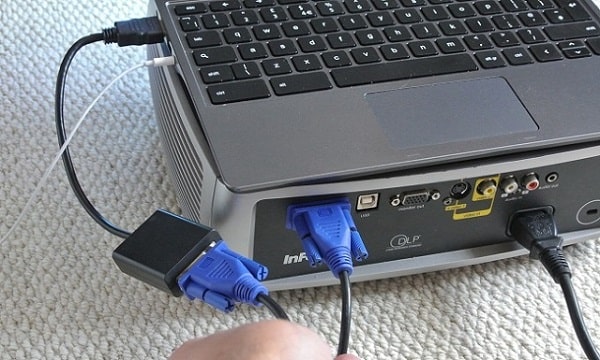 Kết nối máy tính với máy chiếu bằng cáp VGA