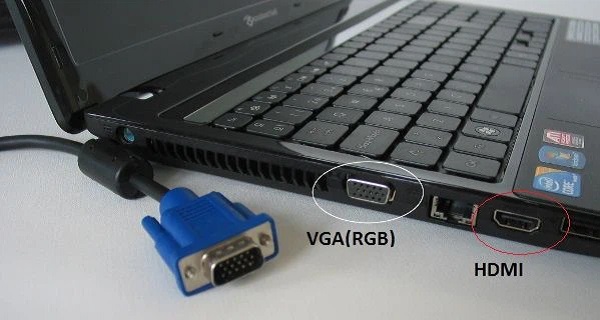  Cắm dây VGA vào laptop để kết nối máy chiếu với laptop