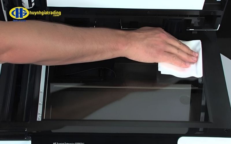 Giữ sạch đầu phun và vệ sinh máy định kỳ