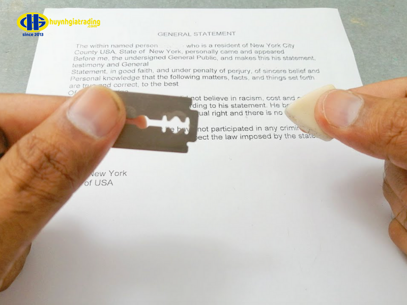 Tẩy mực in trên giấy bằng dao lam hoặc lưỡi dao