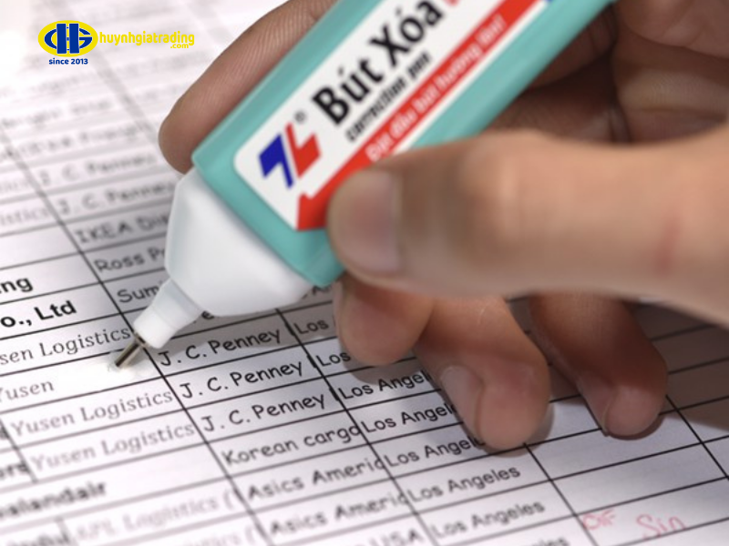 Dùng bút xóa nước, xóa kéo để tẩy mực