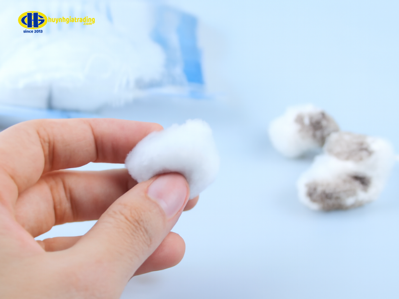 Tẩy mực máy in bằng một miếng bông tẩy