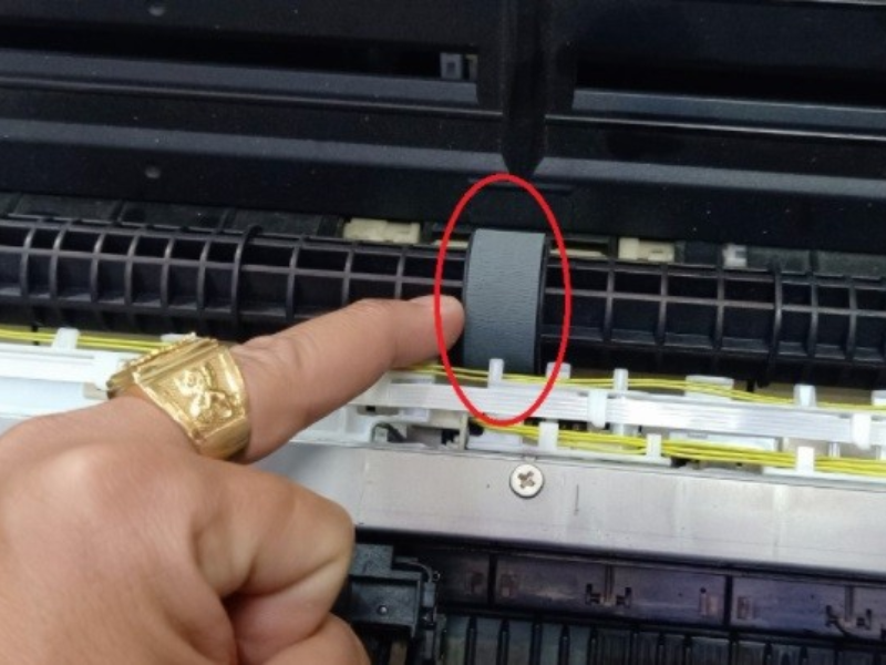 Lô sấy hoặc trục kéo giấy bị mòn